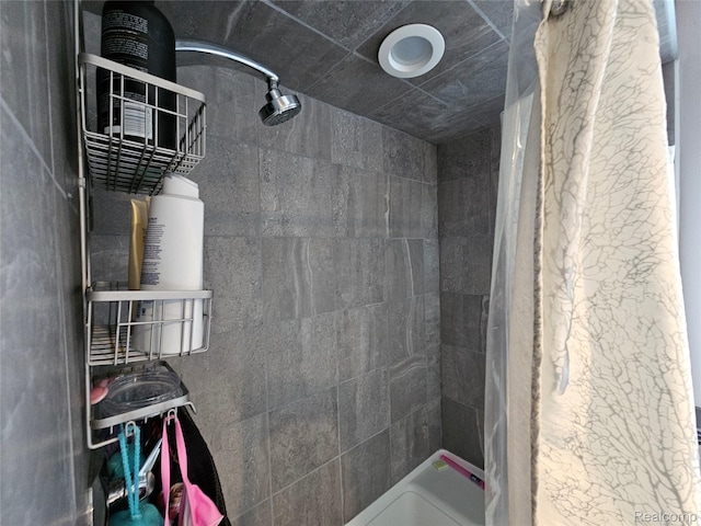 8889 Anchor Bay Dr, Clay, MI 48001 - bathroom featuring tiled shower