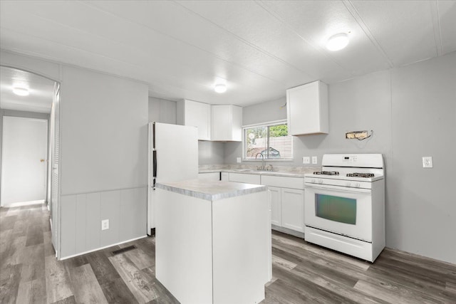 351 N Squirrel Rd, Auburn Hills, MI 48326 - kitchen featuring white appliances, a sink, light countertops, white cabinetry, and wood finished floors