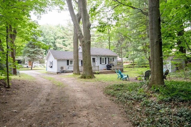 view of front of property featuring dirt driveway