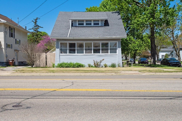 1000 W Ganson St, Jackson, MI 49202 - view of front of property featuring roof with shingles and fence