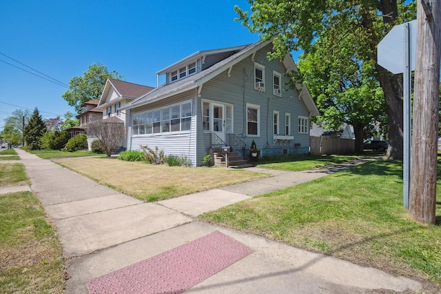 1000 W Ganson St, Jackson, MI 49202 - view of front facade featuring entry steps and a front yard