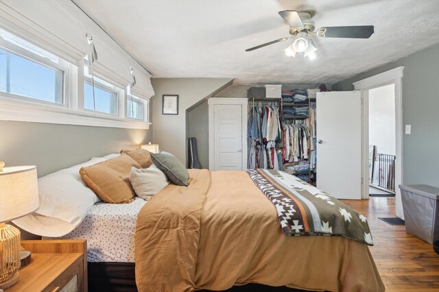 1000 W Ganson St, Jackson, MI 49202 - bedroom with wood finished floors, a closet, and a ceiling fan