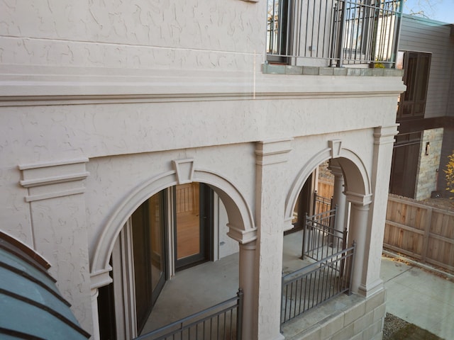 330 Ferndale Ave, Birmingham, MI 48009 - detailed view of stucco siding and arched walkways