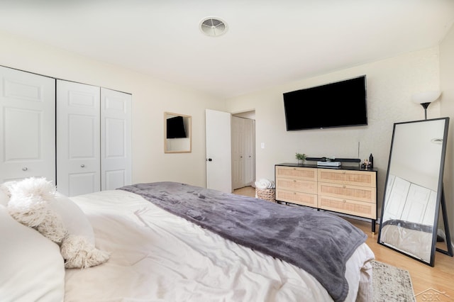 1961 Seminole Ln, Saginaw, MI 48638 - bedroom featuring light wood-style floors and a closet