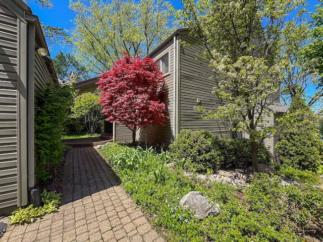 2660 Silverdown Ct, Waterford, MI 48328 - view of side of home