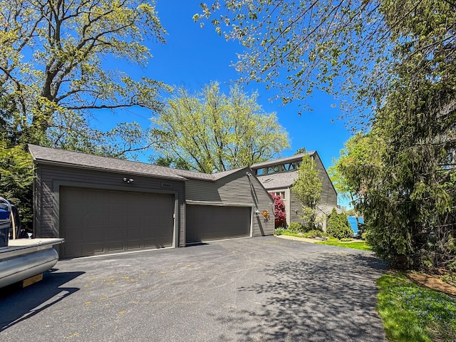 2660 Silverdown Ct, Waterford, MI 48328 - mid-century home featuring an attached garage and driveway