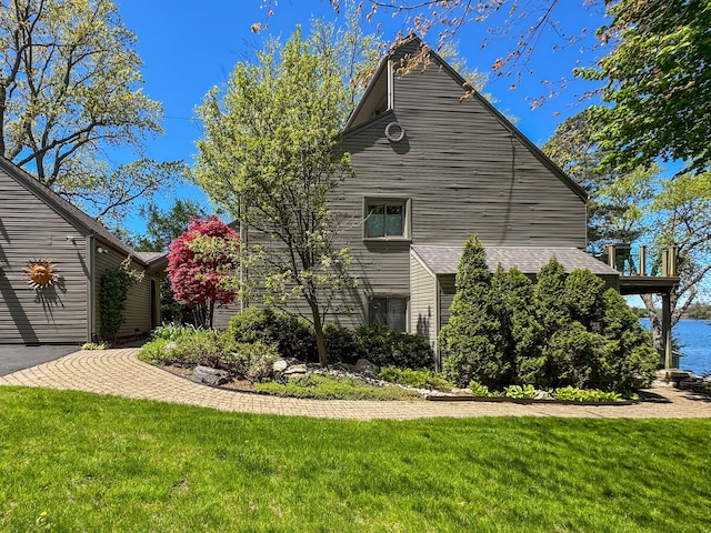 2660 Silverdown Ct, Waterford, MI 48328 - view of side of home with a lawn
