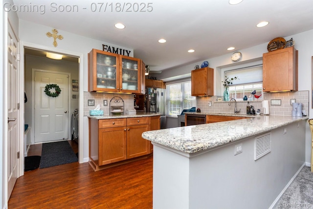 25380 Tara Ln, Flat Rock, MI 48134 - kitchen featuring a peninsula, brown cabinets, stainless steel appliances, backsplash, and recessed lighting