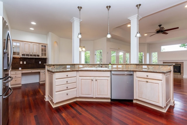 685 Dornoch Dr, Ann Arbor, MI 48103 - kitchen featuring stainless steel appliances, a sink, dark wood-style floors, open floor plan, and ceiling fan