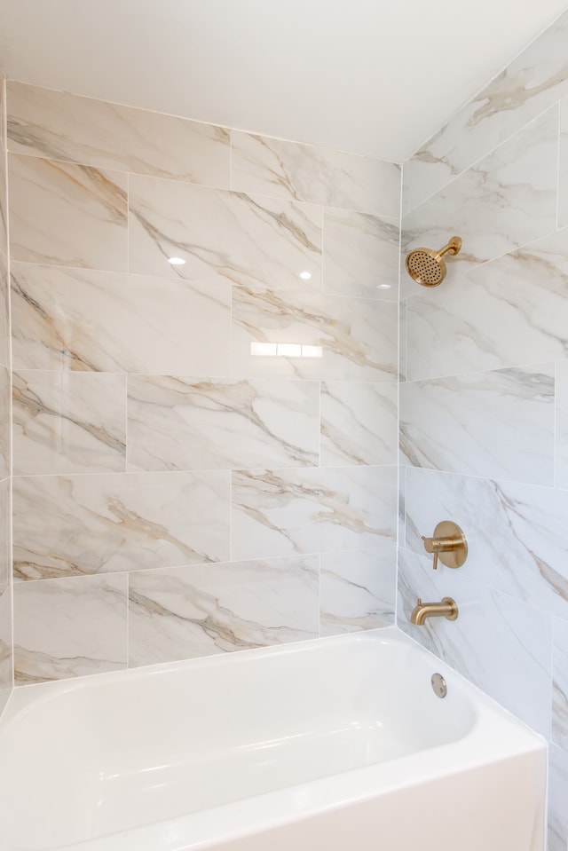 11580 Findlay St, Detroit, MI 48205 - full bath with washtub / shower combination