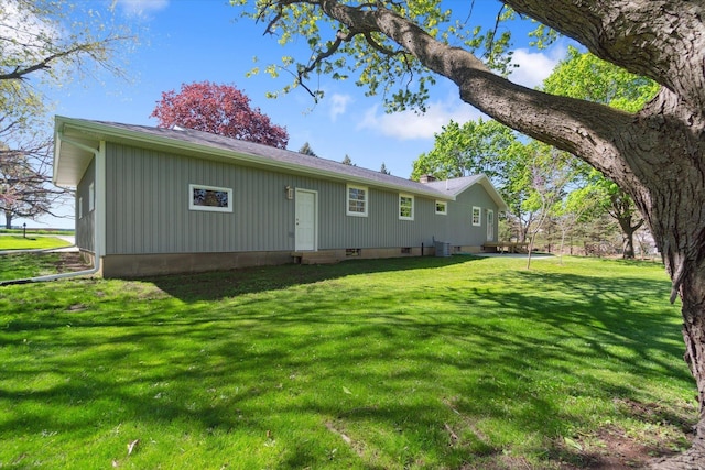 1431 E Oliver St, Owosso, MI 48867 - rear view of property featuring entry steps and a yard