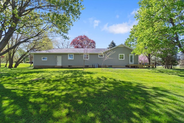 1431 E Oliver St, Owosso, MI 48867 - back of property with a lawn
