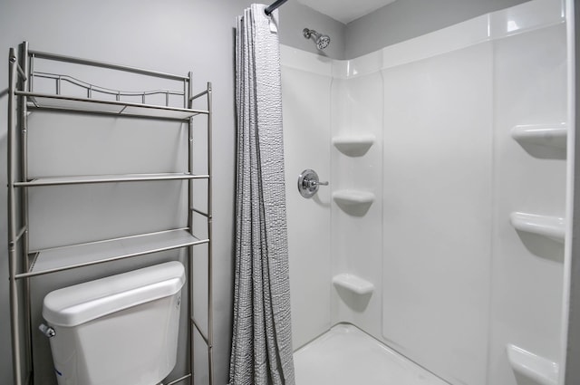 full bath with toilet and a shower with curtain
