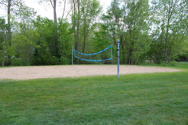 414 Old Pine Way Unit 136, Walled Lake, MI 48390 - surrounding community featuring volleyball court and a yard