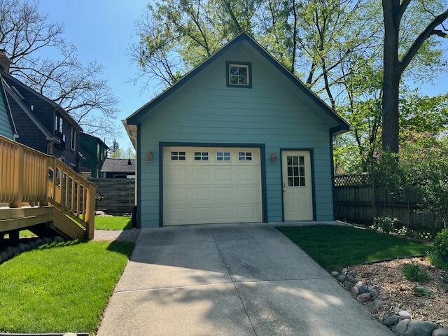 detached garage featuring concrete driveway