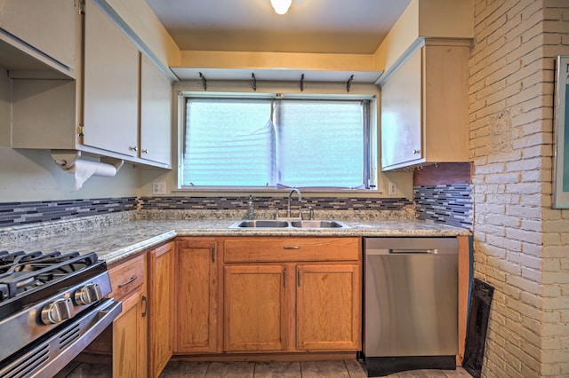 11837 Meteor Dr, Sterling Heights, MI 48313 - kitchen with stainless steel appliances, a sink, healthy amount of natural light, and backsplash