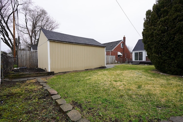 view of yard featuring an outbuilding