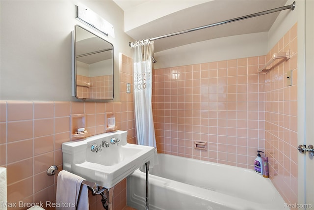 3287 Bradway Blvd, Bloomfield Hills, MI 48301 - full bath featuring shower / tub combo with curtain and tile walls
