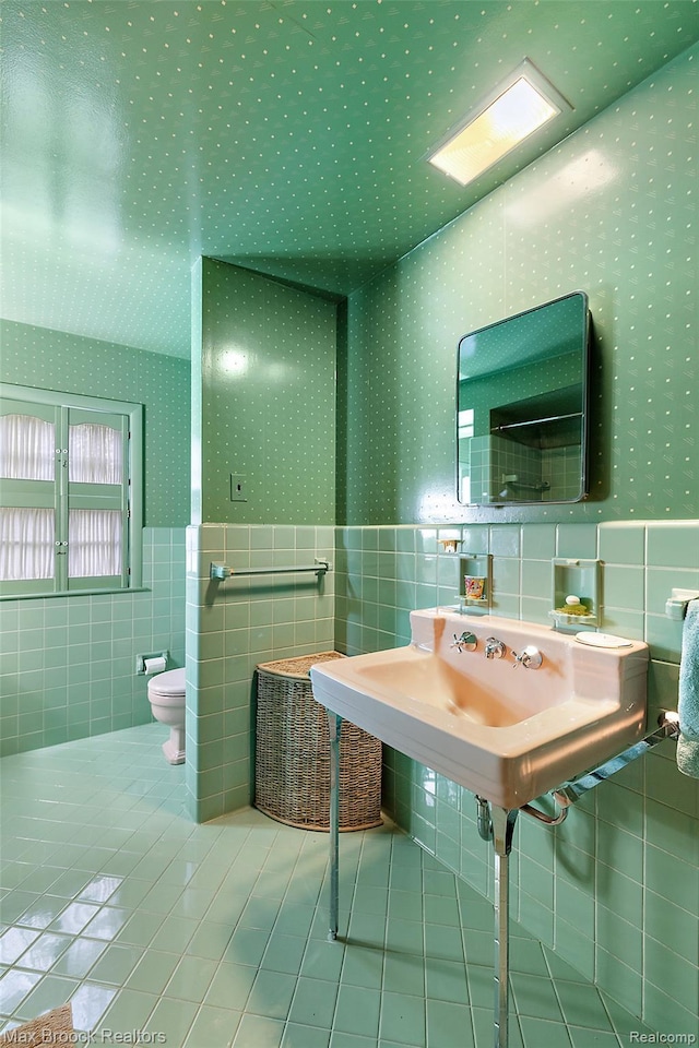 3287 Bradway Blvd, Bloomfield Hills, MI 48301 - bathroom with tile patterned flooring, tile walls, a wainscoted wall, and wallpapered walls