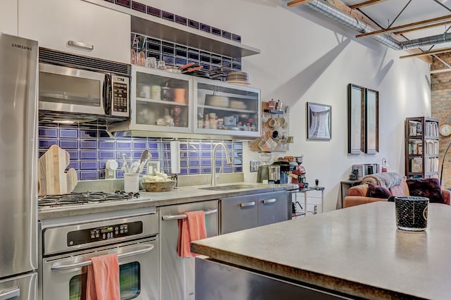111 N Main St Unit 209, Royal Oak, MI 48067 - bar area featuring stainless steel appliances, a sink, and backsplash