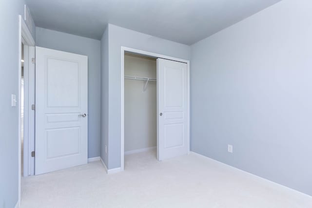 951 Barclay Cir Unit 48, Rochester Hills, MI 48307 - unfurnished bedroom featuring carpet floors, a closet, and baseboards