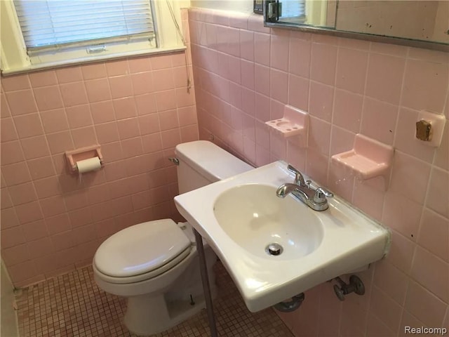 19394 Waltham St, Detroit, MI 48205 - half bathroom featuring tile walls, toilet, and tile patterned flooring