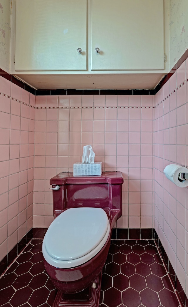 419 S State Rd, Davison, MI 48423 - bathroom with tile walls, tile patterned floors, and toilet