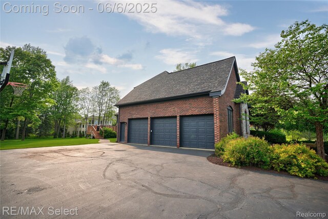 8320 Misty Mdws, Grand Blanc, MI 48439 - garage with driveway