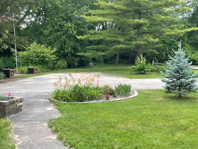 1090 Sunset Dr, Holly, MI 48442 - surrounding community with a lawn