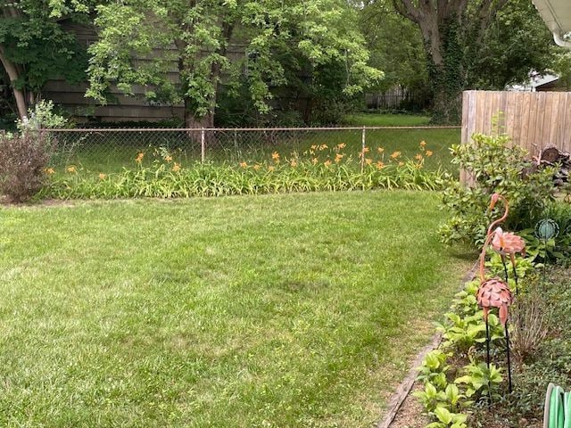 1090 Sunset Dr, Holly, MI 48442 - view of yard