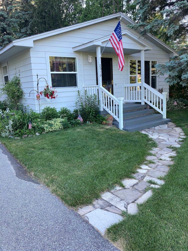 view of front facade with a front lawn