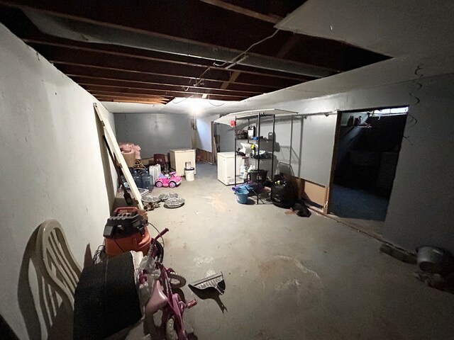 1622 Barbara Dr, Flint, MI 48504 - unfinished below grade area featuring washer / clothes dryer