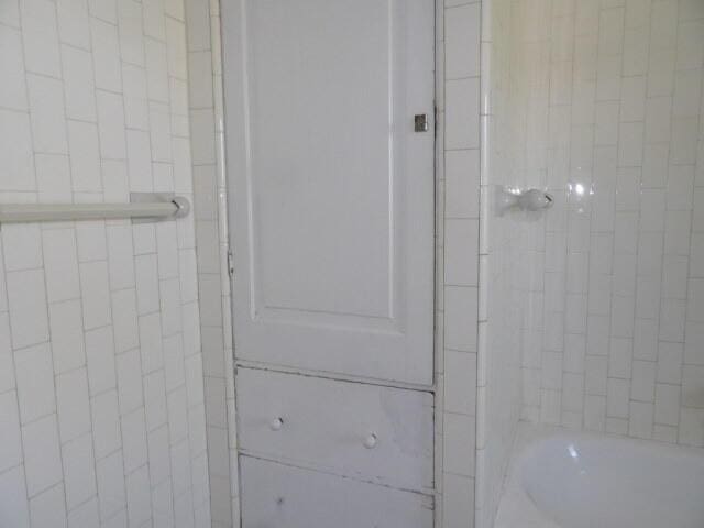 31 Orchard Pl, Battle Creek, MI 49017 - full bathroom featuring shower / bath combination