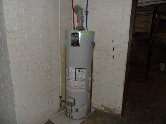 31 Orchard Pl, Battle Creek, MI 49017 - utilities featuring water heater