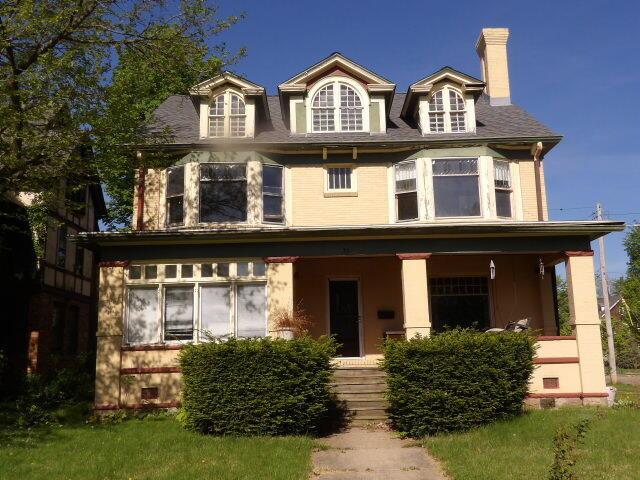 31 Orchard Pl, Battle Creek, MI 49017 - view of front of house featuring a porch and a chimney