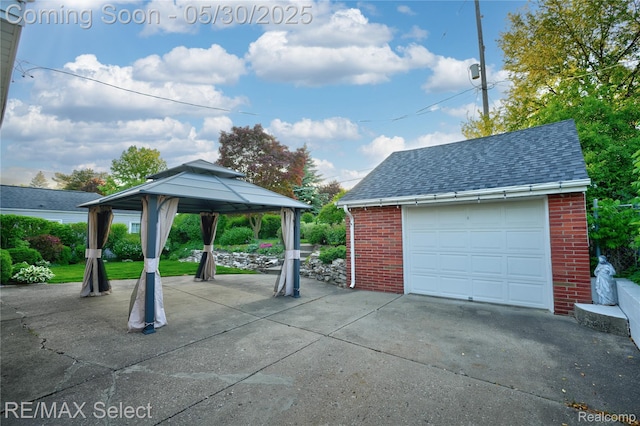 2302 Radcliffe Ave, Flint, MI 48503 - detached garage with driveway