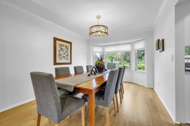 744 Lockmoore Ct, Rochester Hills, MI 48307 - dining room featuring a chandelier, crown molding, light wood-style flooring, and baseboards
