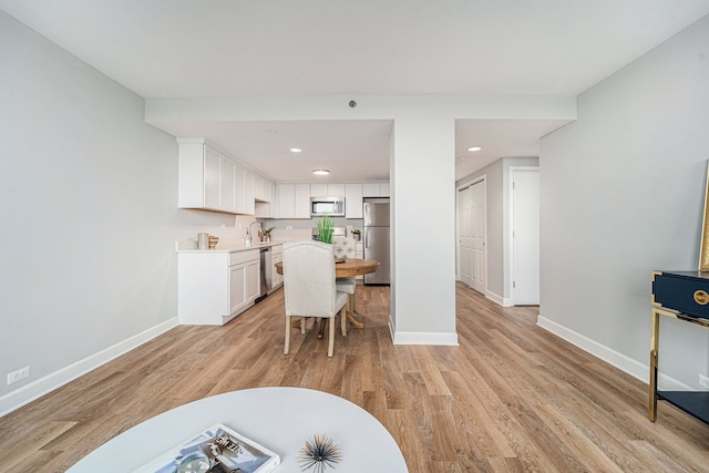 3320 Spinnaker Ln Unit 13B, Detroit, MI 48207 - dining space with light wood-style floors, baseboards, and recessed lighting