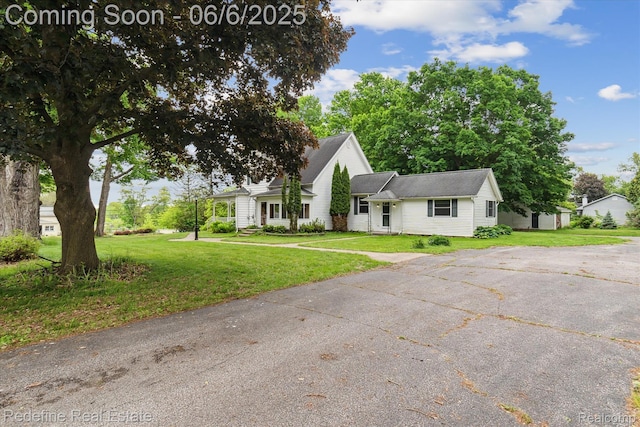 101 Hill St, Stockbridge, MI 49285 - view of front of home featuring a front yard and asphalt driveway