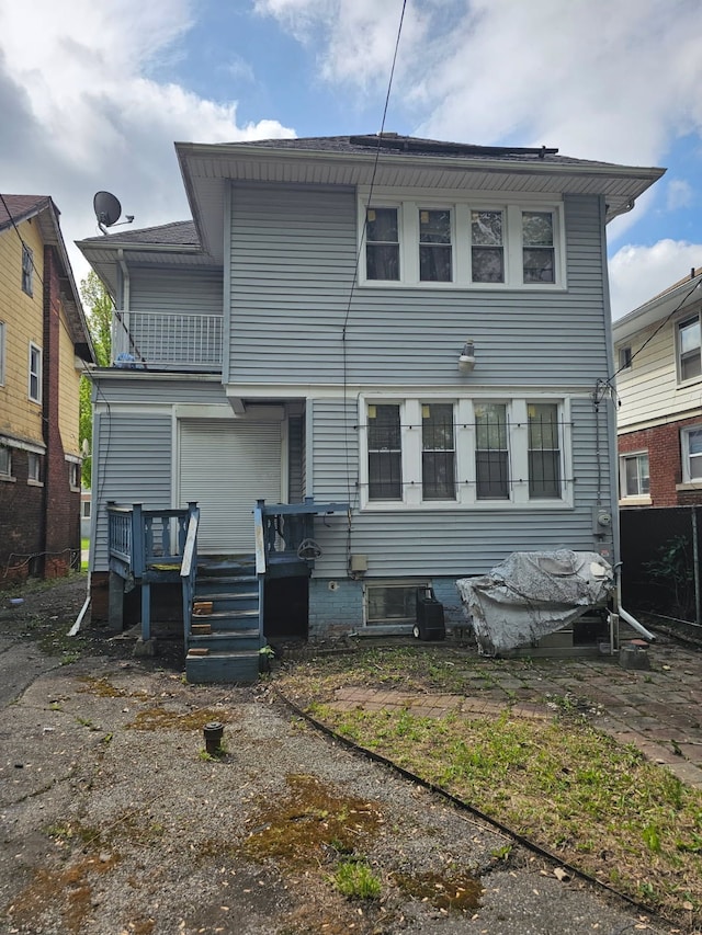 2036 Collingwood St, Detroit, MI 48206 - rear view of house featuring a balcony