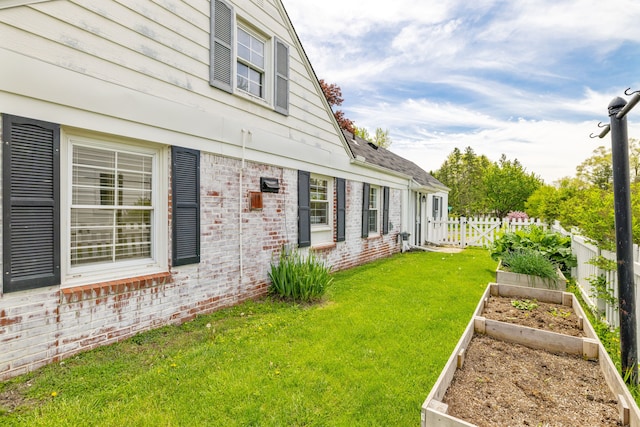 view of yard featuring a garden