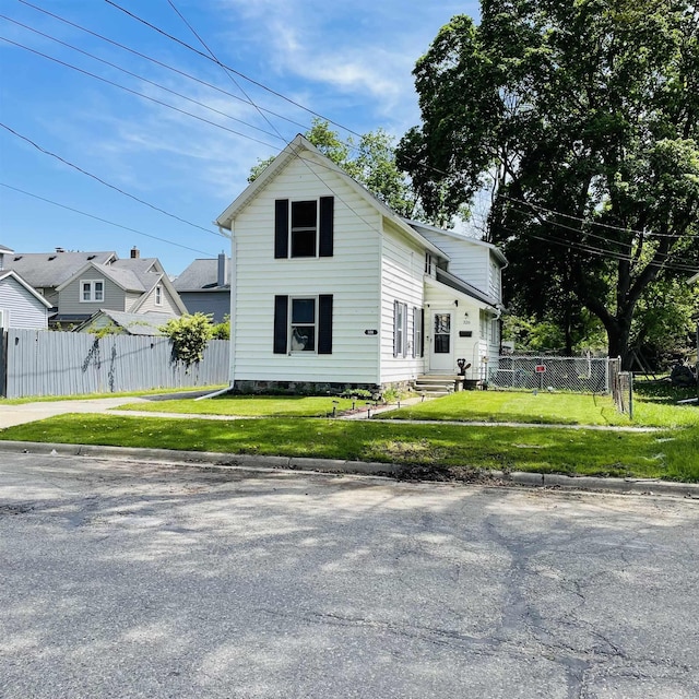 326 N Oak St, Owosso, MI 48867 - traditional-style house featuring entry steps