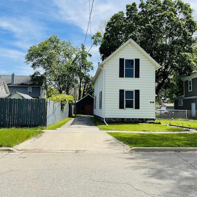 326 N Oak St, Owosso, MI 48867 - traditional-style home featuring concrete driveway