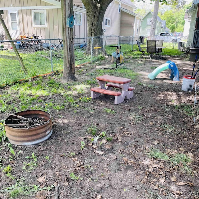 326 N Oak St, Owosso, MI 48867 - view of yard featuring fence