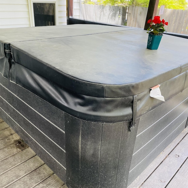 326 N Oak St, Owosso, MI 48867 - exterior view of fence and a jacuzzi