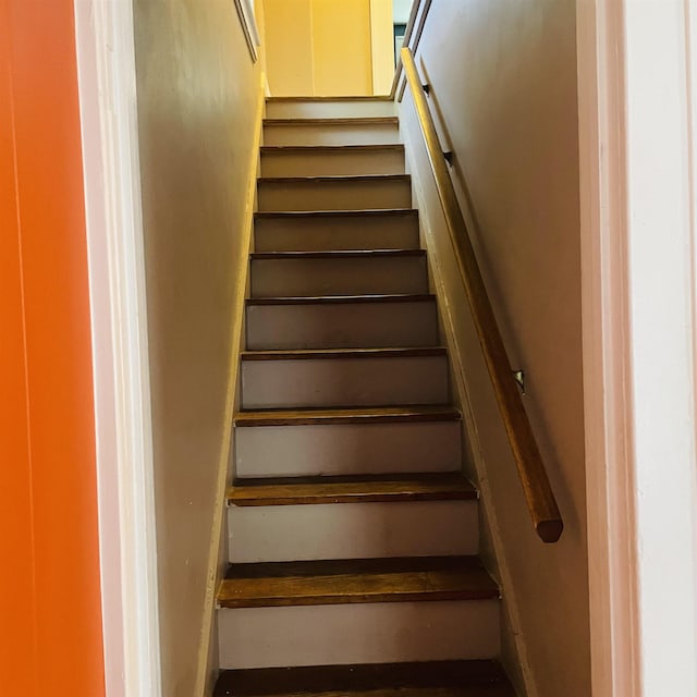 326 N Oak St, Owosso, MI 48867 - view of staircase