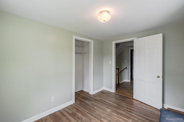 3070 Old Orchard Dr, Waterford, MI 48328 - unfurnished bedroom featuring baseboards, wood finished floors, and a closet