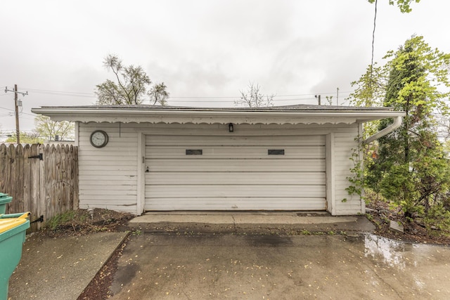 885 Hawthorne Ave, Ypsilanti, MI 48198 - detached garage featuring fence