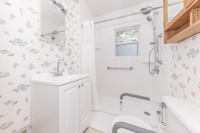 885 Hawthorne Ave, Ypsilanti, MI 48198 - full bath featuring wallpapered walls, toilet, curtained shower, and vanity
