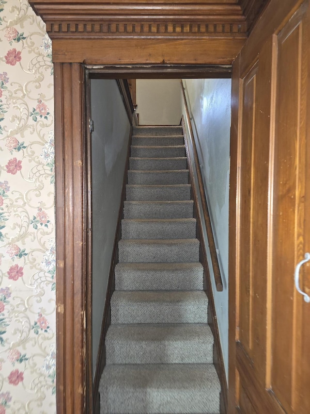 318 W King St, Owosso, MI 48867 - view of staircase